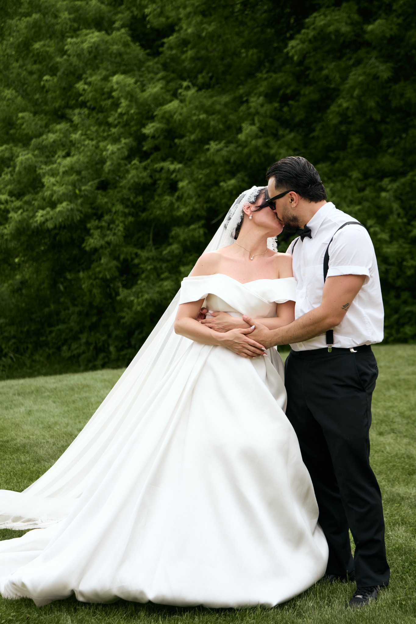 Outdoor kiss